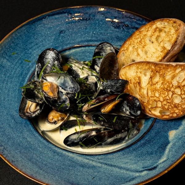 Mussels in dor blue sauce