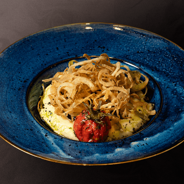 Veal cheeks with mashed potatoes and crispy onions